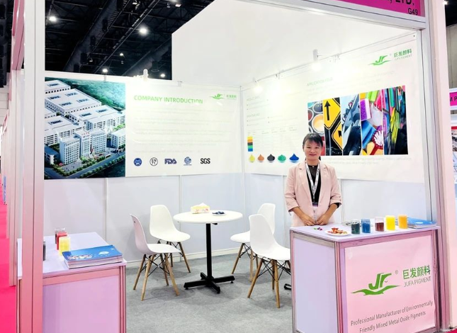 湖南巨發科技有限公司在泰國曼谷舉辦的2023亞太涂料展覽會(ASIA PACIFIC COATINGS SHOW)上亮相，展現了其領先的高性能環保混相顏料。這一盛會吸引了來自東南亞及周邊地區的專業觀眾，湖南巨發作為中國環保無機顏料行業的代表企業，吸引了眾多外國客戶的關注和咨詢，為未來深度合作奠定了堅實基礎。