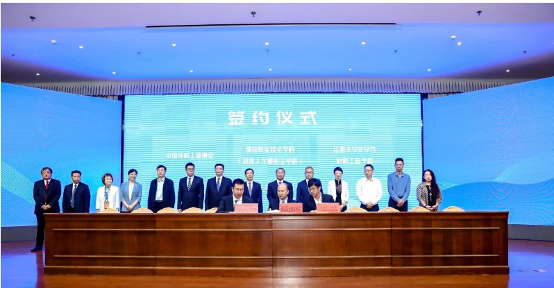 第二組為濮陽職業技術學院黨委委員、工會主席楊世宇分別與中國涂料工業協會秘書長劉杰、江南大學化學與材料工程學院院長劉仁簽訂戰略合作框架協議，旨在共同進行人才培養、共建科研平臺、聯合開展技術創新攻關等多方面合作。
