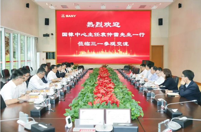 國橡中心主任、賽輪集團名譽董事長袁仲雪于9月26日到三一集團進行訪問，與三一集團黨委書記、輪值董事長、三一重工董事長向文波進行了深入交流。