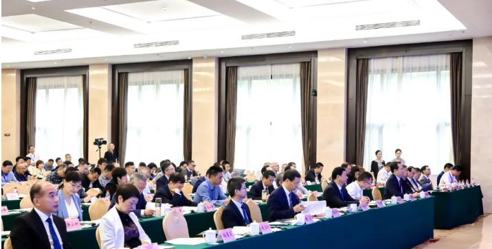 會議上，民族涂料龍頭企業三棵樹的董事長兼總裁洪杰發表了《把握機遇 迎接改變 堅定不移走高質量發展道路》的主題報告，他深入闡述了當前涂料行業所面臨的大變局以及未來的發展趨勢，引發了行業內的廣泛關注。