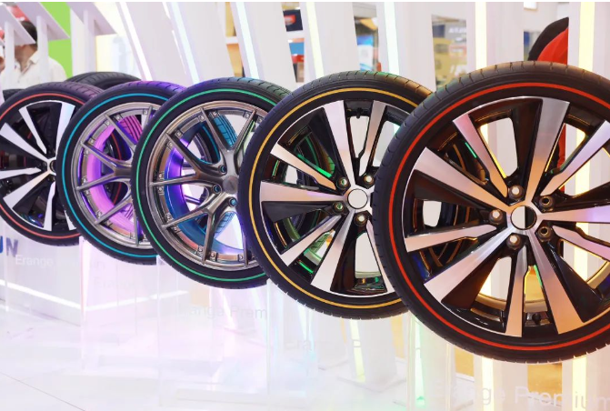 其中，在乘用車輪胎方面，SAILUN Erange Premium私人定制彩邊胎、SAILUN PD11漂移比賽用胎、ROADX品牌 RXQUEST AT21全地形越野輪胎、ROADX品牌RXMOTION U11新升級缺氣保用輪胎、BLACKHAWK HV81靜音棉輪胎、BLACKHAWK品牌HISCEND-H HV61城市越野輪胎、DYNAMO品牌STREET-H MU71超高性能轎車輪胎、ROVELO品牌Mo<i></i>ntare HT RV08 城市公路越野輪胎等紛紛亮相。特別是彩邊胎，采用了EcoPoint3技術，被業內譽為突破性的技術創新，不僅縮短了剎車距離和降低輪胎噪音，還提高了車輛續航里程，為現場觀眾帶來了一場技術盛宴。
