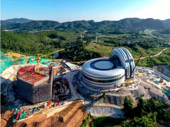 據(jù)悉，廣州航空輪胎大科學(xué)中心一期工程于2021年開(kāi)工，定位為航空輪胎大科學(xué)科研中心，旨在促進(jìn)科研成果的快速轉(zhuǎn)化和中試生產(chǎn)。該一期工程依托航空輪胎動(dòng)力學(xué)大科學(xué)裝置和硬核科技中心核心科研平臺(tái)，打造了一個(gè)集科研、生產(chǎn)和住宿等多功能于一體的科學(xué)中心。