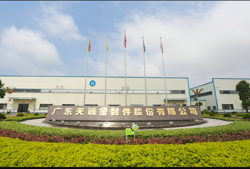 廣東天誠(chéng)密封件股份有限公司，一家專注于生產(chǎn)汽車系列油封及橡膠密封件的企業(yè)，正在積極迎接新能源汽車時(shí)代的挑戰(zhàn)，并展現(xiàn)出強(qiáng)大的創(chuàng)新潛力。作為工信部認(rèn)定的專精特新“小巨人”企業(yè)之一，廣東天誠(chéng)在近年來(lái)不僅致力于科技創(chuàng)新和產(chǎn)品研發(fā)，還成功搶占了市場(chǎng)“風(fēng)口”，成為多項(xiàng)國(guó)內(nèi)行業(yè)標(biāo)準(zhǔn)的制定者。