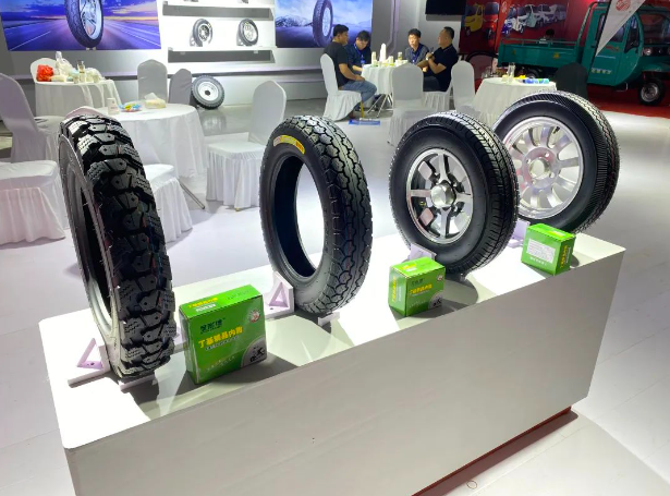 正通輪胎一直以高端輪胎形象和卓越技術實力在電動車領域獨樹一幟。以品質為核心，以持續創新為驅動力，公司推出了多款電動車專用輪胎，成為國內高端知名電動車企業主力車型的標配，同時也在終端電動車銷售維修市場取得了令人矚目的銷量。