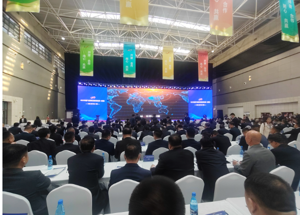 2023中國產(chǎn)業(yè)轉(zhuǎn)移發(fā)展對接活動(dòng)(新疆)在昌吉市盛大開幕，這一活動(dòng)的主題為“開放、合作、同心、共贏”。輪臺(tái)縣人民政府黨組成員、副縣長嵇重峰帶領(lǐng)縣商工局、招商服務(wù)局中心及11家企業(yè)15人參加活動(dòng)，在會(huì)上，成功簽約了2個(gè)重要項(xiàng)目，合同金額高達(dá)30.5億元。