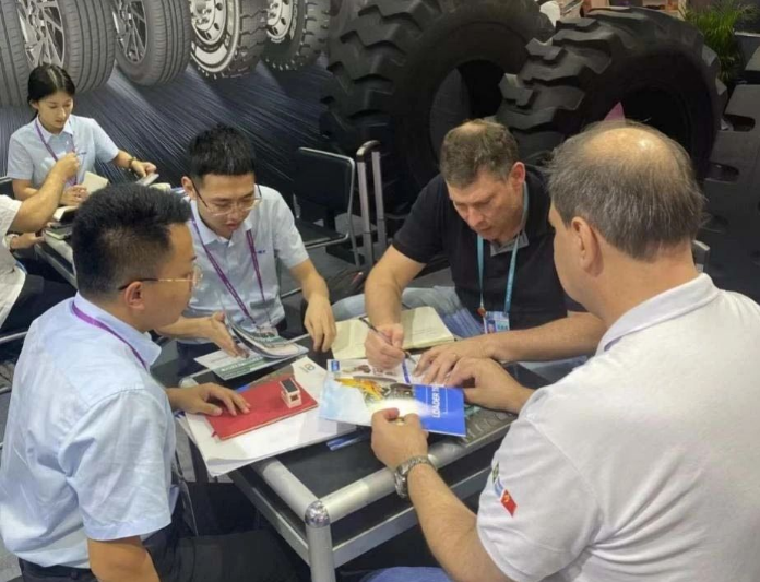 在廣交會(huì)展期內(nèi)，棗礦橡膠的銷售團(tuán)隊(duì)接待了約200名新老客戶，涵蓋了大約50個(gè)國家和地區(qū)。這些客戶對(duì)公司提供的全品類產(chǎn)品品質(zhì)給予了高度評(píng)價(jià)，對(duì)其表現(xiàn)出極大的滿意度。