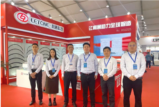 其中，定制化外覆層超耐磨礦用軟管采用高分子材料外覆層，經(jīng)過2000次往復(fù)磨耗試驗，質(zhì)量毫無損失，符合GB/T12721-2007標準。另一方面，超級大力神低彎曲系列軟管以其低于ISO 18752C類標準34%的最小彎曲半徑、高壓力、以及100萬次脈沖次數(shù)的長壽命脫穎而出。這一系列軟管還配備了利通自研軟管接頭和氫化丁腈密封件，具有出色的耐久性。