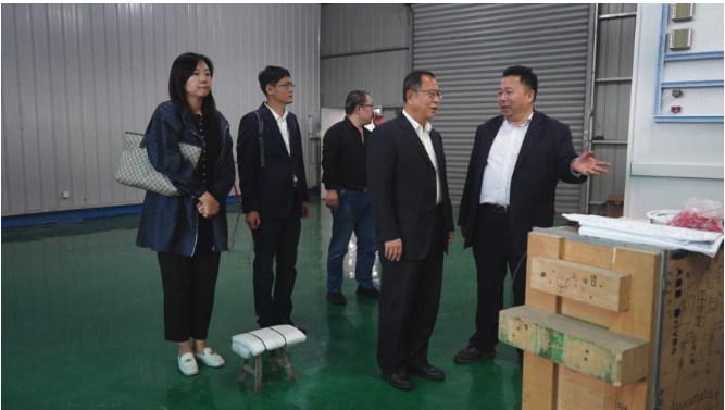 王占杰理事長(zhǎng)一行還前往張家港市繁昌機(jī)械有限公司進(jìn)行調(diào)研，得到了公司董事長(zhǎng)倪玉標(biāo)、總經(jīng)理王炳輝、銷(xiāo)售總監(jiān)賀曉杰等公司領(lǐng)導(dǎo)的陪同。他們一同參觀了公司的混配料設(shè)備生產(chǎn)裝配車(chē)間。