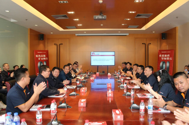 延長橡膠公司總經理助理王國強、海外銷售部經理李丹以及西橡公司總經理張航偉熱情地接待了遠道而來的海外客戶。隨后，他們與技術和業務團隊一同參加了與海外代表團的座談會。張航偉向客戶介紹了公司的發展規劃，強調公司將以市場和客戶為中心，持續提升產品和服務質量，優化運輸結構，降低成本，改善客戶體驗，以建立持續穩定的合作關系。