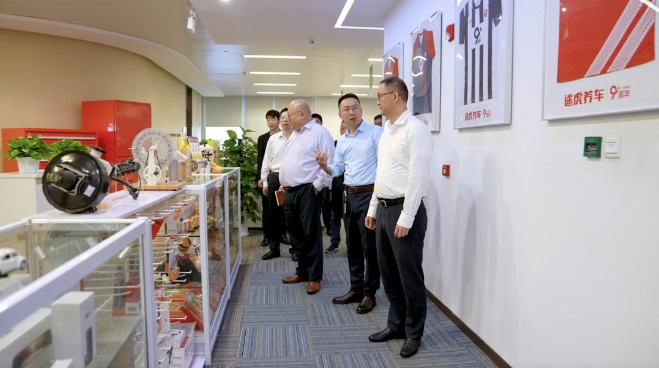 華誼集團黨委副書記兼總裁錢志剛率團隊前往途虎養車，與途虎養車公司創始人兼首席執行官陳敏會面。此次拜訪旨在探討雙方未來深化合作的機遇與前景。  