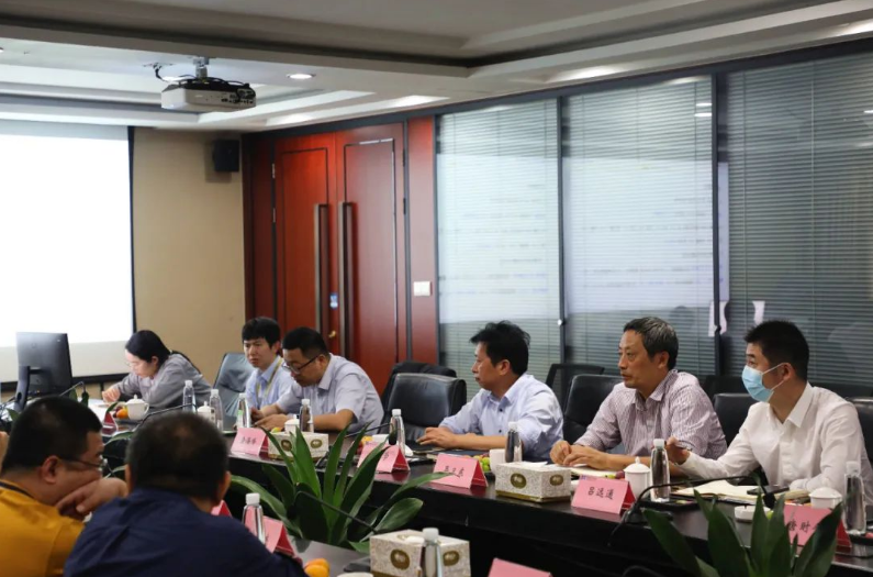在寧海縣科協(xié)主席吳衛(wèi)東、建新黨總支書記、工會(huì)主席陳春學(xué)、科協(xié)主席呂遠(yuǎn)通、科協(xié)副主席潘斌等人陪同下，教授專家團(tuán)隊(duì)參觀了建新的試驗(yàn)中心和減震工廠，深入了解了該公司工業(yè)操作系統(tǒng)及其在減震配件制造等領(lǐng)域的實(shí)際應(yīng)用。