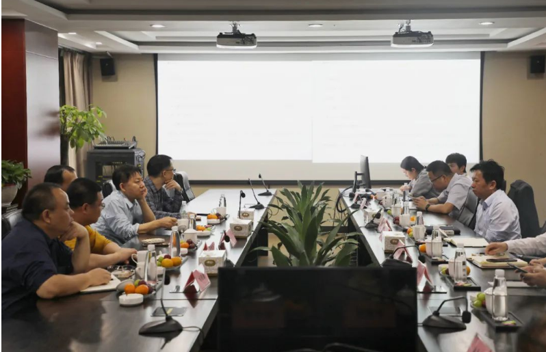 接下來，雙方深入討論了低氣味、低VOC密封條產(chǎn)品的開發(fā)，低動(dòng)靜比耐老化減震材料開發(fā)，橡膠材料和金屬/塑料基材骨架的粘連性改善等技術(shù)難題，并與建新的技術(shù)團(tuán)隊(duì)一同探討研究課題對(duì)實(shí)際生產(chǎn)技術(shù)的應(yīng)用和提升，為建新提供了更多科研支持。