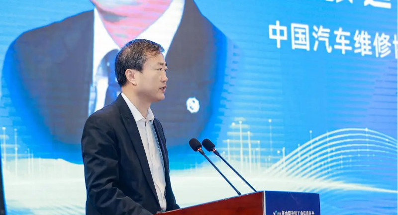張延華也指出了發展機遇，特別是在電動化和數字化汽車產業的發展趨勢下，汽車修補漆業務仍有空間。他提到了二手車整備作為修補漆業務的新興市場，以及汽車個性化美容改裝等領域的發展機遇。因此，抓住這些機會，挖掘市場潛力，進行技術迭代和產品創新將有助于在競爭激烈的市場中取得優勢地位。