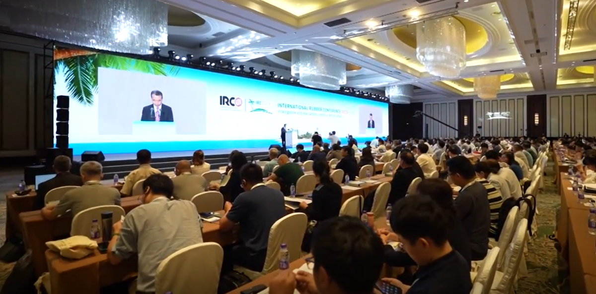 2023年國際橡膠會議(IRC2023)于11月7日在海口盛大開幕，來自近20個國家和地區(qū)的代表出席。這一大型橡膠學(xué)術(shù)盛會是國際橡膠會議組織(IRCO)的重要會議，也是全球橡膠領(lǐng)域的最高級別學(xué)術(shù)盛事，每年輪流由IRCO成員國主辦。中國已成功承辦過IRC1992、IRC2004和IRC2014，IRC2023是中國第四次主辦的國際橡膠會議。