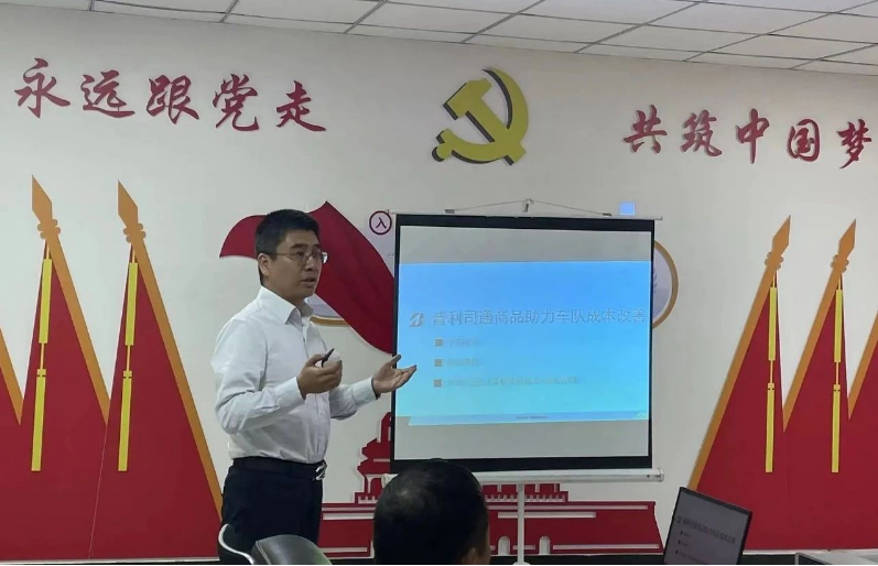 普利司通中國投資有限公司董錚課長在會上詳細解讀了“普利司通”輪胎的特點、優點以及如何實現省油，為廣大物流企業實現成本降低提供了實質性的支持。