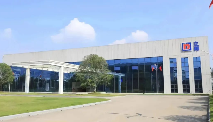 近日，工業(yè)和信息化部公布了2023年度智能制造示范工廠揭榜單位和優(yōu)秀場(chǎng)景名單，立邦涂料(湖北)有限公司成功入圍2023年度智能制造優(yōu)秀場(chǎng)景。