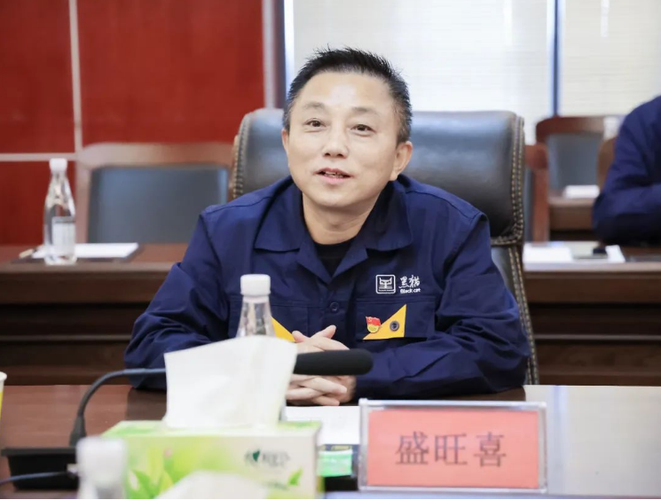 座談會上，盛旺喜對清徐縣政府及山西亞鑫能源集團一行的到來表示熱烈歡迎，并對清徐縣委、縣政府及經濟開發區對太原黑貓的關心表示感謝。他強調了集團導電、橡膠等前端性化工制造的發展方向，并希望雙方未來能夠進一步加強合作，充分發揮資源優勢互補，為企業的全方位、前瞻性發展謀劃好戰略，布局好發展。